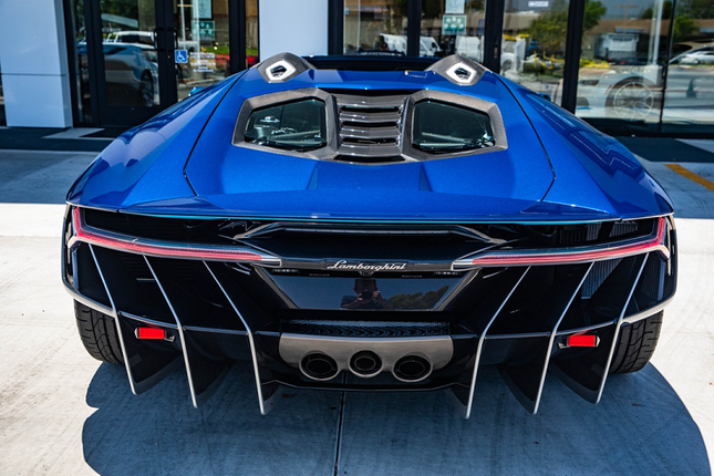 Ngam Lamborghini Centenario mui tran cu nhung gia toi 2,6 trieu USD-Hinh-5