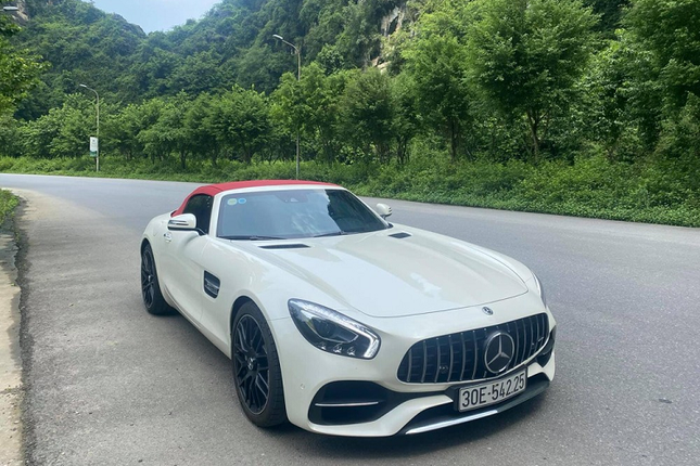 Can canh xe Mercedes-AMG GT Roadster gia hon 10 ty cua dai gia Sai Gon