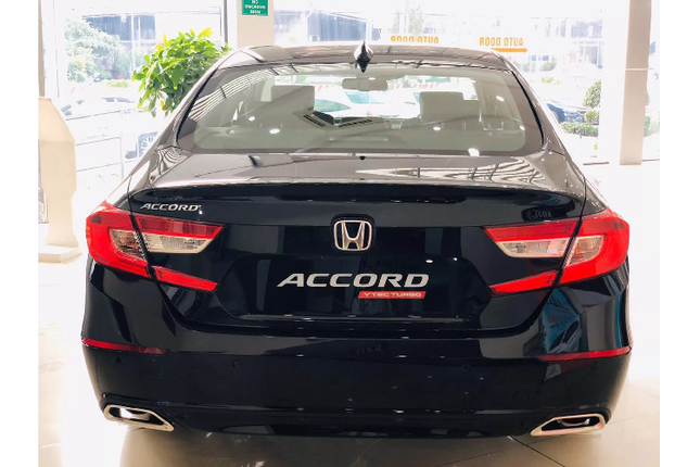 Honda Accord giam 150 trieu dong tai dai ly, 