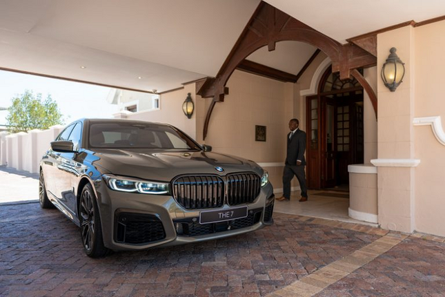 Xe sang BMW 745Le xDrive cua khach san o Cape Town