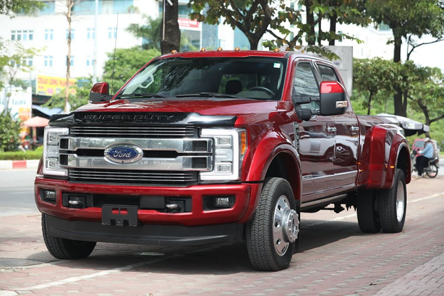 Dai gia lan dot bien Binh Phuoc chi 6 ty mua Ford F450 Limited