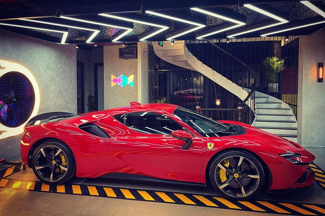 Dai gia Sai Gon chi dong tien mua sieu xe Ferrari SF90 Stradale va F8 Spider