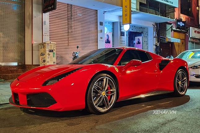 Ngam sieu xe Ferrari 488 Spider cua dai gia Sai Gon-Hinh-3