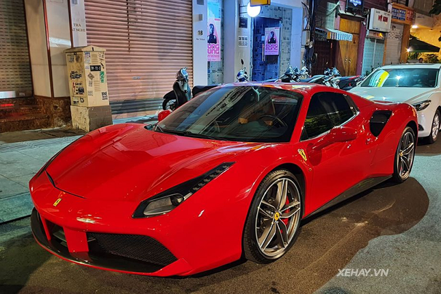 Ngam sieu xe Ferrari 488 Spider cua dai gia Sai Gon