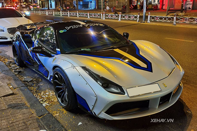 Can canh Ferrari 488 GTB do Liberty Walk doi mau son-Hinh-2