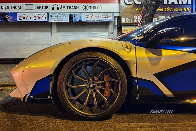 Can canh Ferrari 488 GTB do Liberty Walk doi mau son-Hinh-5