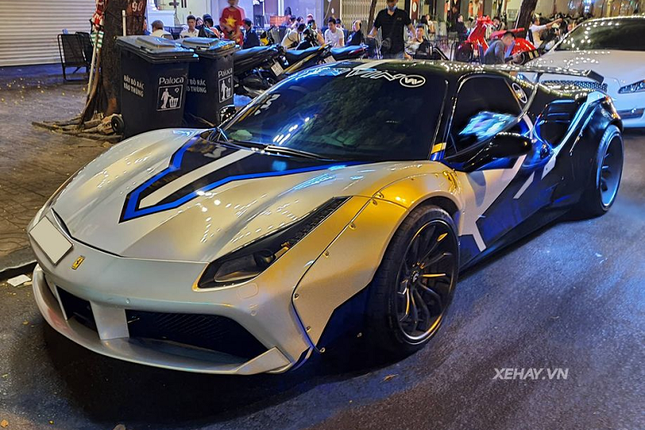 Can canh Ferrari 488 GTB do Liberty Walk doi mau son