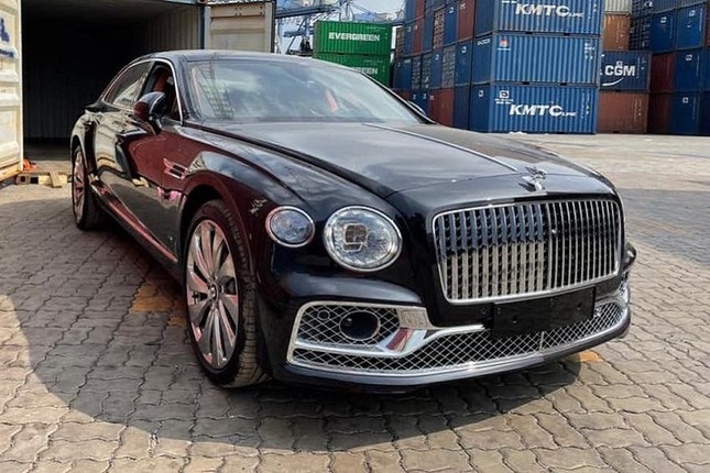 Dai gia Lan dot bien Cu Chi bo hon 30 ty dong tau Bentley Flying Spur