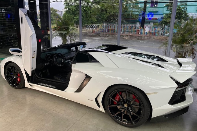 Dai gia Sai Gon thay ao cho noi that sieu xe Lamborghini Aventador