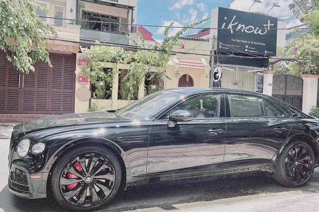 Doanh nhan Duc Huy khoe bien so xe sang Bentley Flying Spur 30 ty dong-Hinh-3