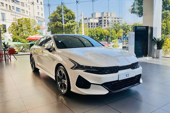 So sanh Toyota Camry 2.0G va Kia K5 ban cao nhat-Hinh-2