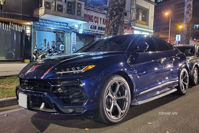 Can canh Lamborghini Urus hon 20 ty mau xanh o Sai Gon