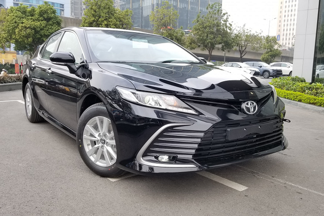 Toyota Camry 2022 ban re tien nhat trang bi nhung gi?