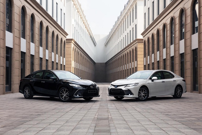 Toyota Camry la 'trum' phan khuc sedan hang D cuoi nam 2021