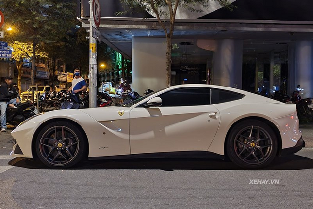 Can canh sieu xe Ferrari F12 Berlinetta hon 20 ty