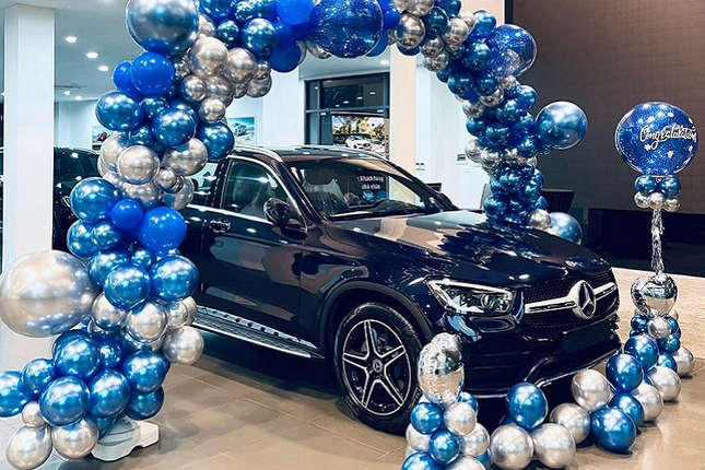 Tien ve Hoang Duc dat hotgirl mua Mercedes-Benz GLC hon 2,5 ty