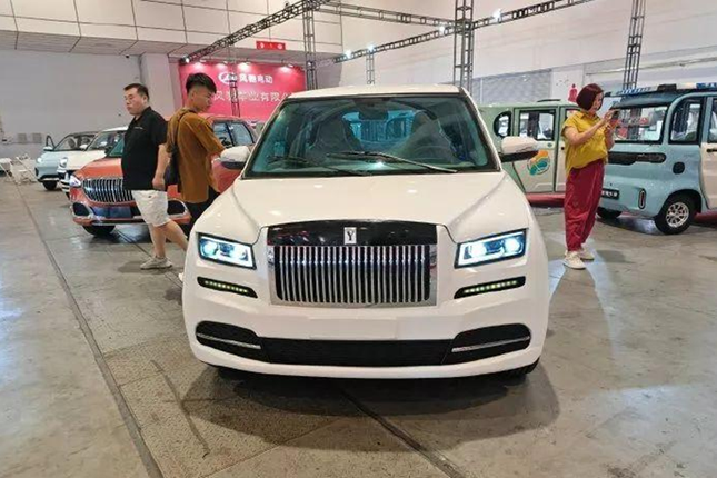 Rolls-Royce Trung Quoc re bang xe may o Viet Nam-Hinh-6