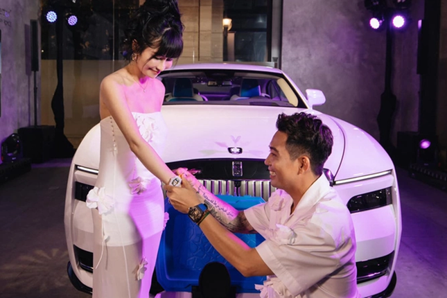 Xem xe sieu sang Rolls-Royce Spectre 2024 chay dien cua Minh Nhua-Hinh-13