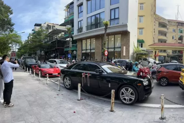 Choang voi dan xe tien ty ruoc dau tai Ha Noi, co ca Ferrari SF90 Stradale-Hinh-2