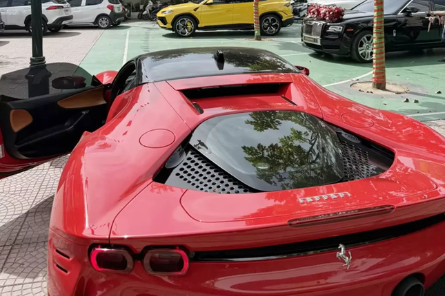 Choang voi dan xe tien ty ruoc dau tai Ha Noi, co ca Ferrari SF90 Stradale-Hinh-3