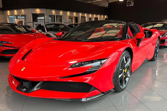 Choang voi dan xe tien ty ruoc dau tai Ha Noi, co ca Ferrari SF90 Stradale-Hinh-5