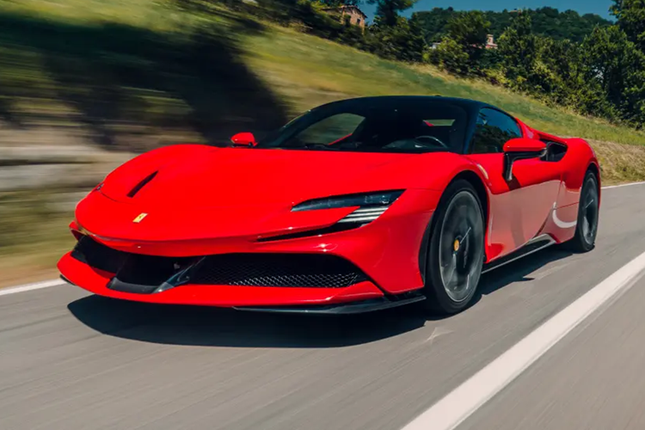 Choang voi dan xe tien ty ruoc dau tai Ha Noi, co ca Ferrari SF90 Stradale-Hinh-6