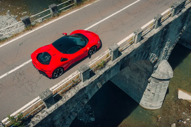 Choang voi dan xe tien ty ruoc dau tai Ha Noi, co ca Ferrari SF90 Stradale-Hinh-7