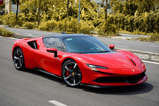 Choang voi dan xe tien ty ruoc dau tai Ha Noi, co ca Ferrari SF90 Stradale