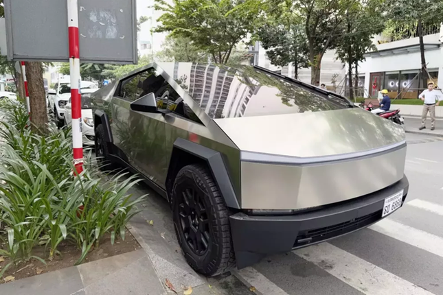 Xem Tesla Cybertruck 2024 hon 6 ty dong lan banh o Viet Nam