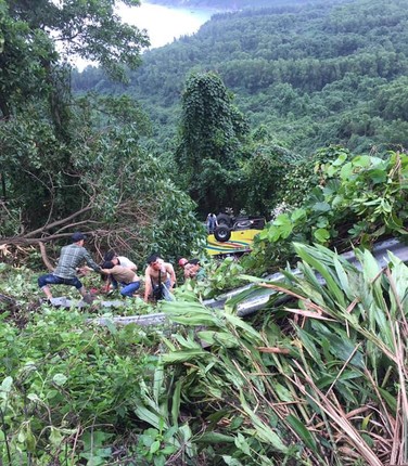 Anh hien truong xe khach lao xuong vuc tren deo Hai Van-Hinh-5