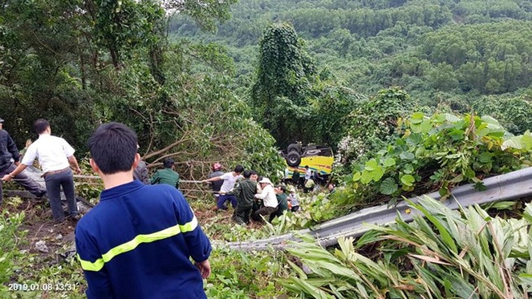 Anh hien truong xe khach lao xuong vuc tren deo Hai Van