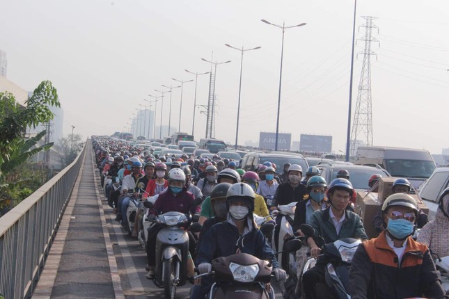 Cua ngo Sai Gon ket kinh hoang ngay can Tet, nghin nguoi tim loi thoat-Hinh-7