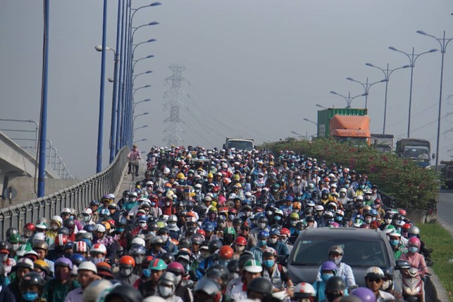 Cua ngo Sai Gon ket kinh hoang ngay can Tet, nghin nguoi tim loi thoat