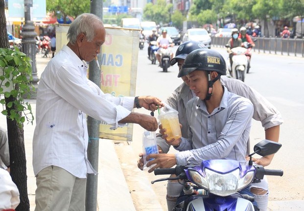 Nguoi dan Sai Gon muu sinh trong nhung ngay nong 'nung nguoi' thang 3-Hinh-10