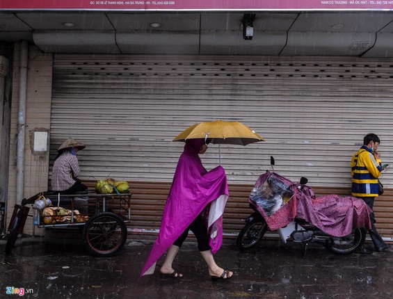 Troi Ha Noi toi sam, oto bat den di chuyen giua ban ngay-Hinh-10