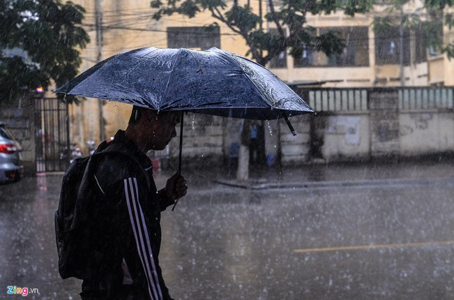 Troi Ha Noi toi sam, oto bat den di chuyen giua ban ngay-Hinh-11