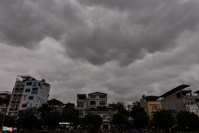 Troi Ha Noi toi sam, oto bat den di chuyen giua ban ngay-Hinh-2