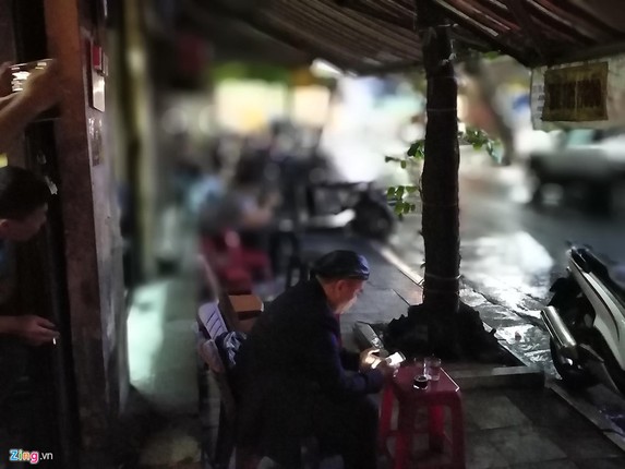 Troi Ha Noi toi sam, oto bat den di chuyen giua ban ngay-Hinh-4