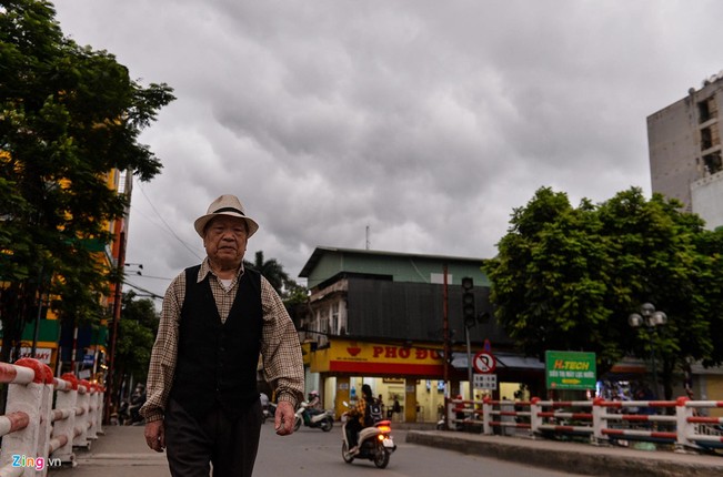 Troi Ha Noi toi sam, oto bat den di chuyen giua ban ngay-Hinh-5