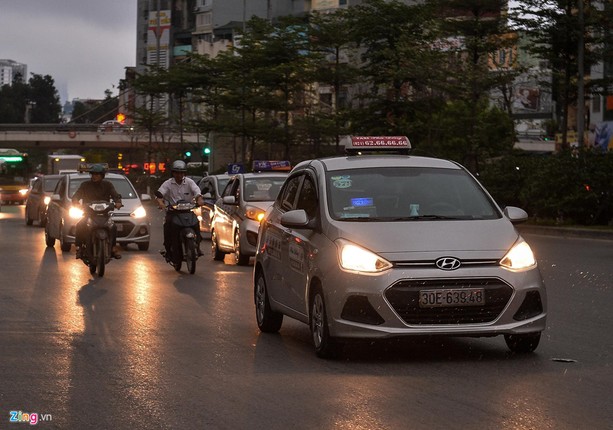 Troi Ha Noi toi sam, oto bat den di chuyen giua ban ngay-Hinh-6