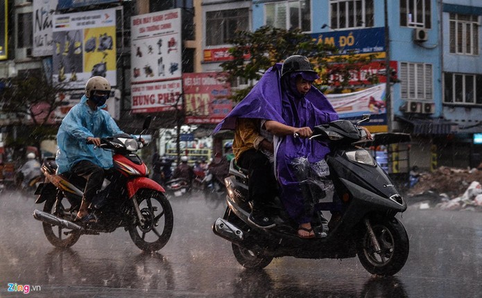 Troi Ha Noi toi sam, oto bat den di chuyen giua ban ngay-Hinh-7