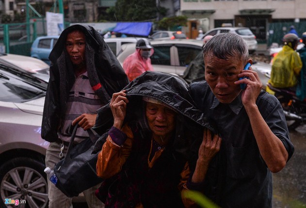 Troi Ha Noi toi sam, oto bat den di chuyen giua ban ngay-Hinh-8