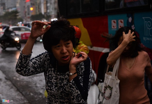 Troi Ha Noi toi sam, oto bat den di chuyen giua ban ngay-Hinh-9