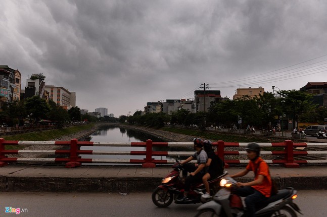 Troi Ha Noi toi sam, oto bat den di chuyen giua ban ngay