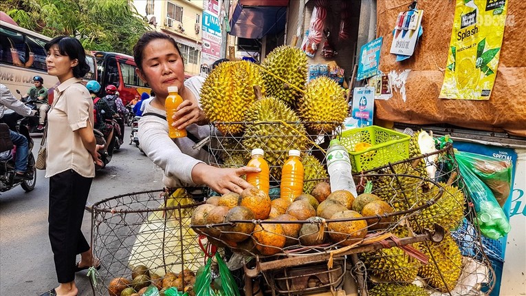 Ha Noi: Nguoi ban hang rong vat va voi nang nong dau he-Hinh-10