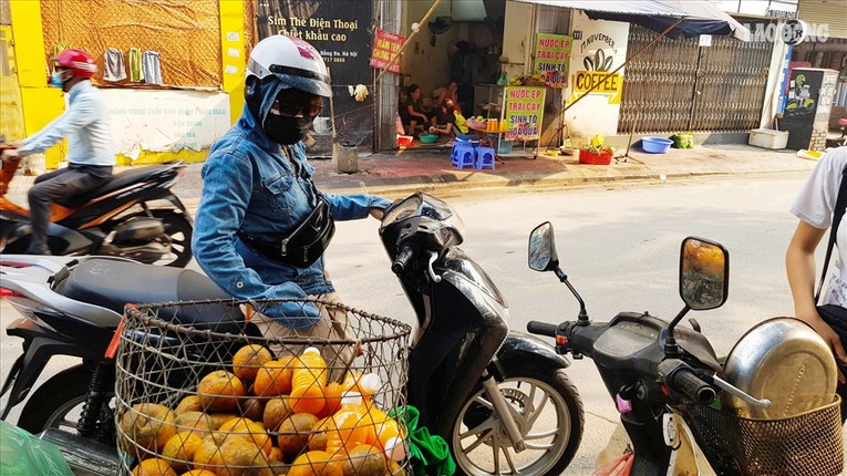 Ha Noi: Nguoi ban hang rong vat va voi nang nong dau he-Hinh-11