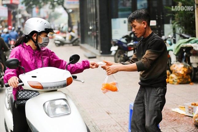 Ha Noi: Nguoi ban hang rong vat va voi nang nong dau he-Hinh-8