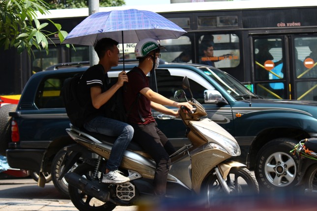 Anh: Muon kieu tranh nang nong cua nguoi dan Ha Noi-Hinh-4