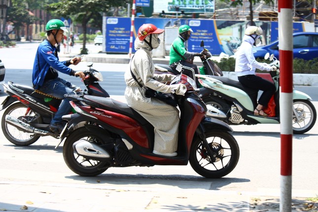 Anh: Muon kieu tranh nang nong cua nguoi dan Ha Noi