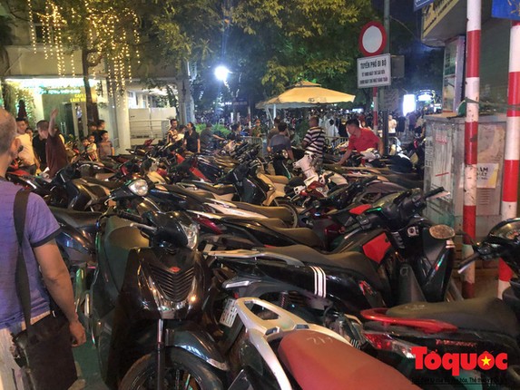 Ha Noi: Lan chiem via he, long duong thanh bai gui xe-Hinh-4